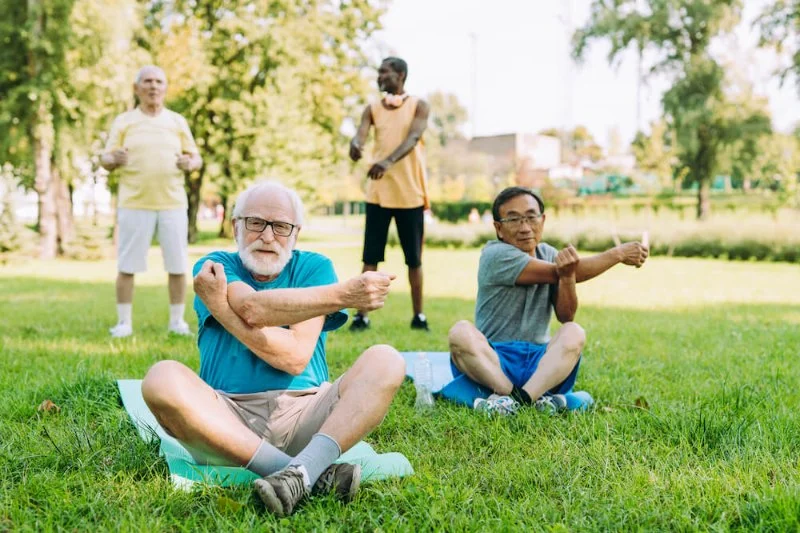 How to Encourage Seniors to Maintain Social Bonds With Friends and Family