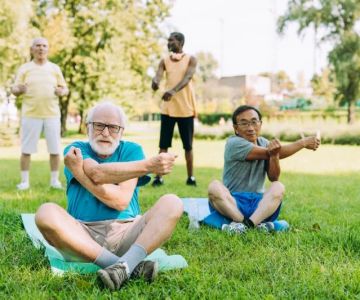 How to Encourage Seniors to Maintain Social Bonds With Friends and Family