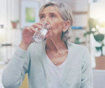 How to Encourage Hydration Throughout the Day for Elderly Loved Ones