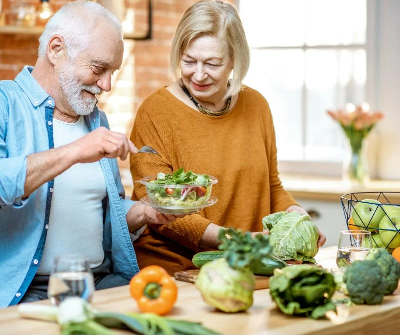 Tips for Helping Seniors Maintain Healthy Eating and Hydration Habits