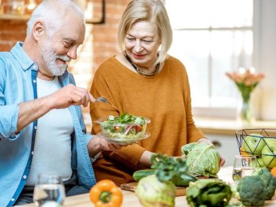 Tips for Helping Seniors Maintain Healthy Eating and Hydration Habits
