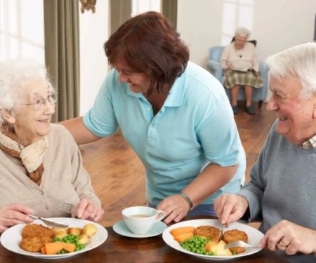 Tips for Making Meal Times Social and Enjoyable for Aging Loved Ones