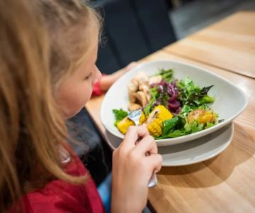 How to Encourage Mindful Eating and Healthy Nutrition Habits