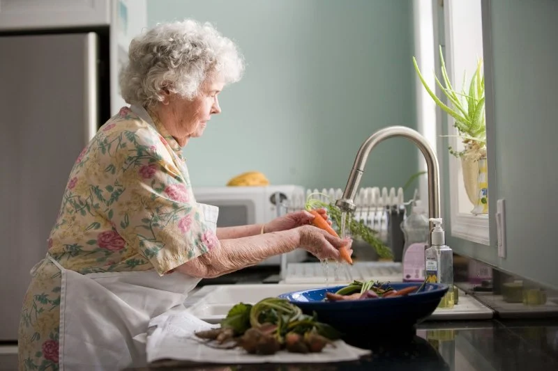 How to Teach and Encourage Healthy Lifestyle Habits in Aging Loved Ones