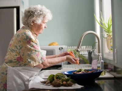 How to Teach and Encourage Healthy Lifestyle Habits in Aging Loved Ones