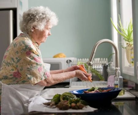 How to Teach and Encourage Healthy Lifestyle Habits in Aging Loved Ones