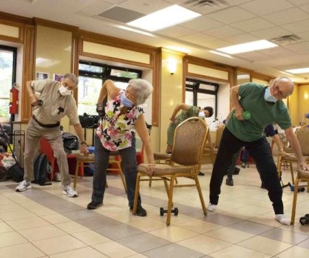 How to Support Seniors in Managing Chronic Pain Through Gentle Movement
