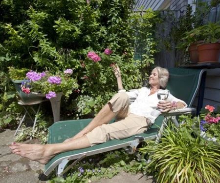 How to Create a Relaxing Outdoor Space for Seniors at Home