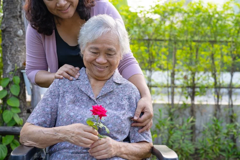 How to Help Seniors Manage Chronic Pain Without Relying on Medication Alone