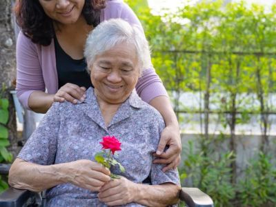 How to Help Seniors Manage Chronic Pain Without Relying on Medication Alone