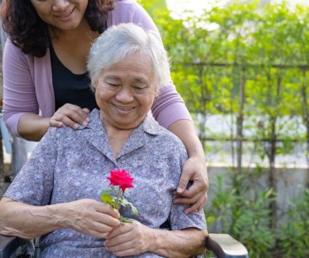 How to Help Seniors Manage Chronic Pain Without Relying on Medication Alone